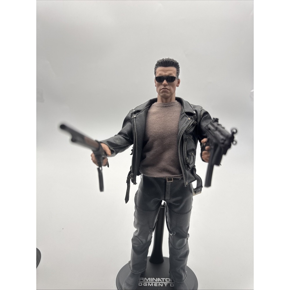 Hot Toys MMS795 Terminator 2 Judgment Day T800 (2.0) - USED 2010 Exclusive